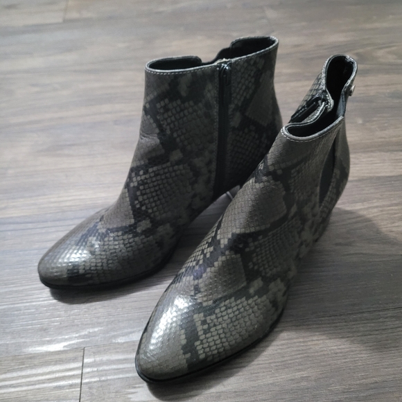 Calvin Klein Women's Fioranna Ankle Boots Size 7.5 Gray Black Booties Round Toe - Picture 7 of 9